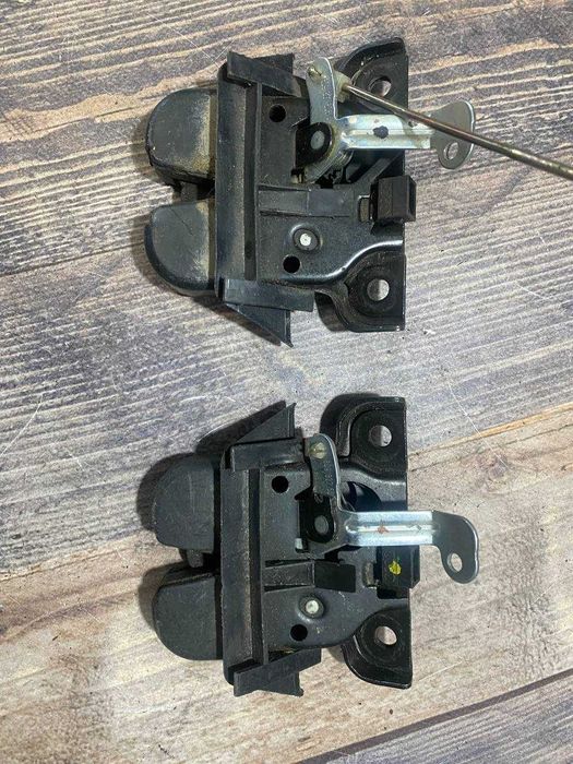 Замок кришки багажника Audi A4 B5 8D9827505A / 8D5827505 універсал седан