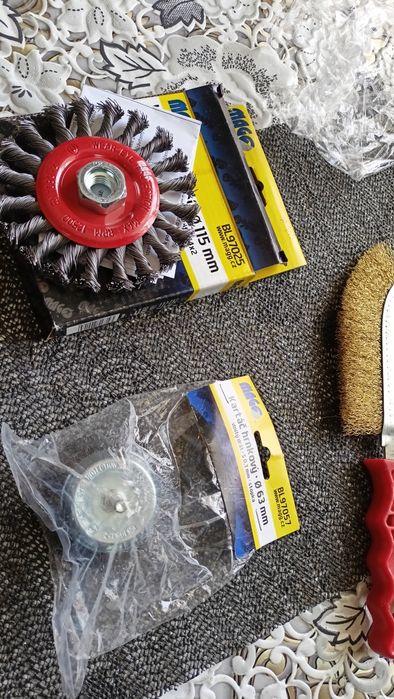 Щітка по металу,для видалення фарби та іржі