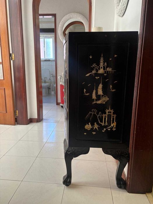 Cómoda estilo Chinoiserie com decoração dourada – Século XX