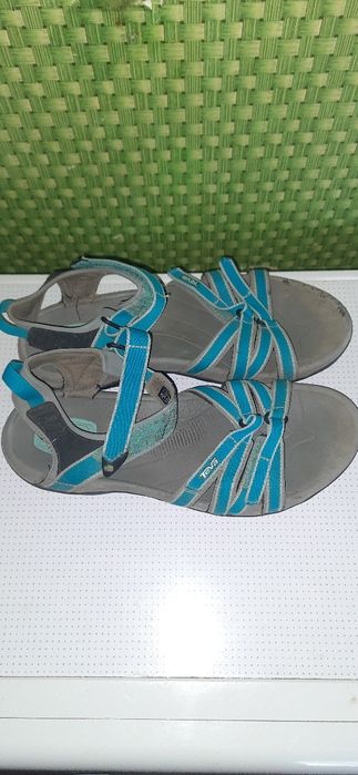 Продам сандалі Teva