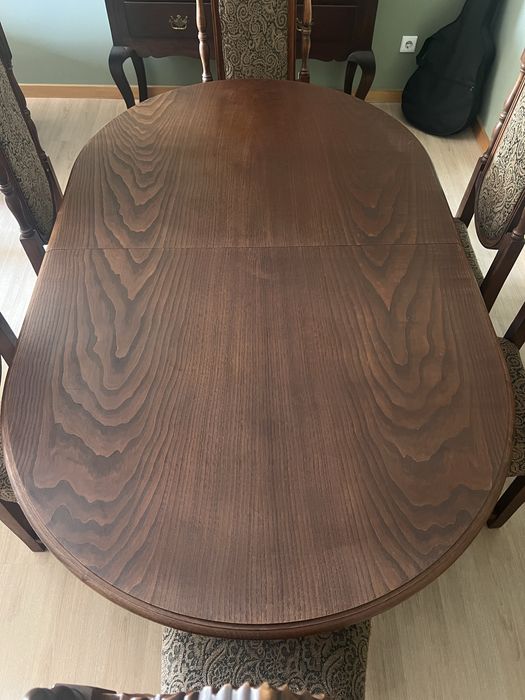 Belíssima mesa extensível em madeira nobre em ótimo estado.