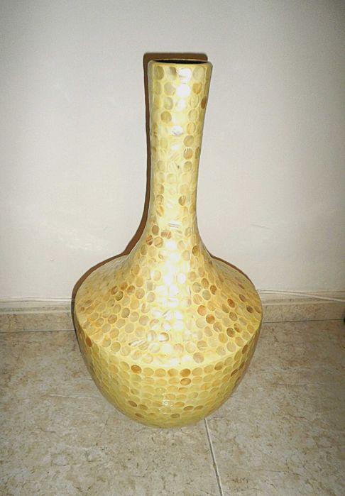 Vaso decorativo em cerâmica de baixa densidade