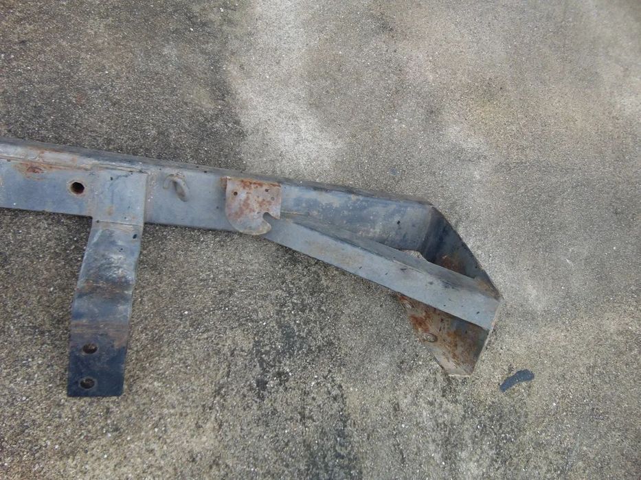 Nissan Patrol 260 estrutura gancho reboque usado em bom estado