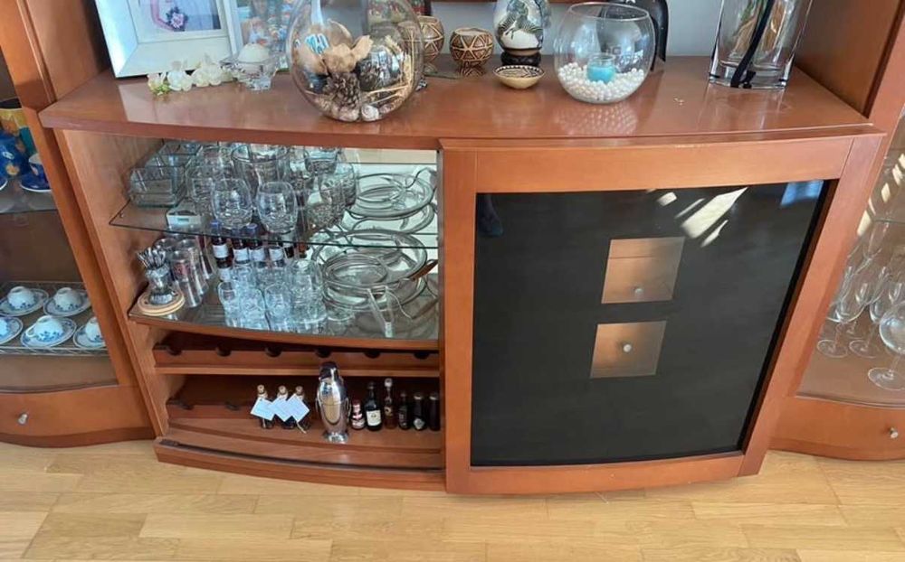 Conjunto de Móveis em Cerejeira - 2 Cristaleiras e 1 Móvel Bar