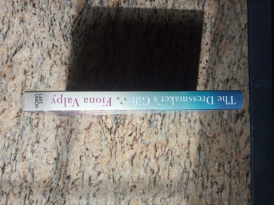 Livro The Dressmaker's Gift Caldas Da Rainha - Nossa Senhora Do Pópulo,  Coto E São Gregório • Olx Portugal