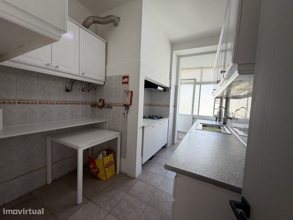 Venda de Apartamento com 7 assoalhadas na Avenida Almirante Reis
