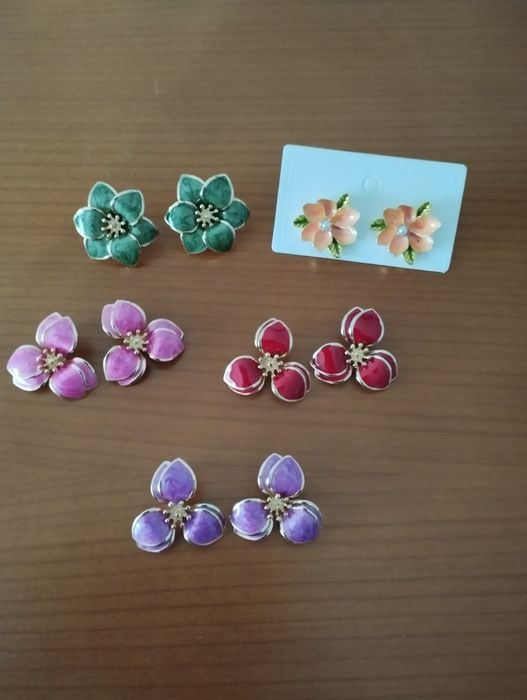 Alfinetes brincos e colares