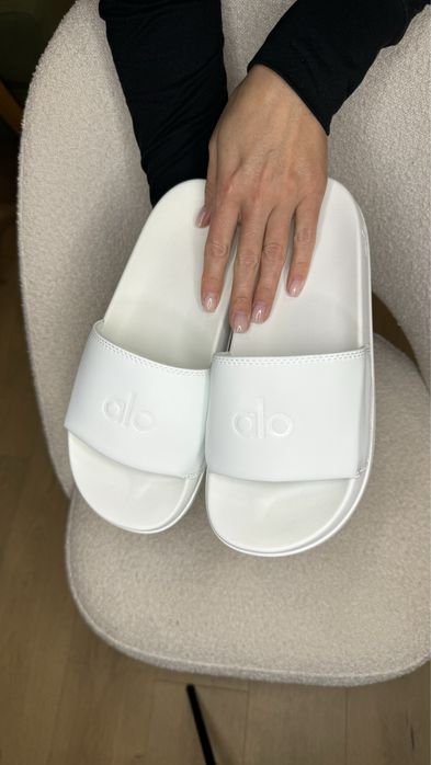 Шльопанці Alo Yoga