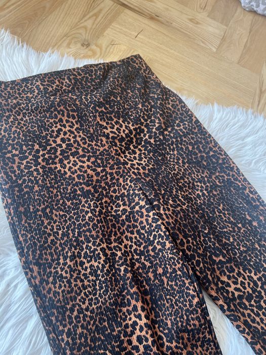 Spodnie z rozszerzona nogawka legginsy dzwony stradivarius panterka