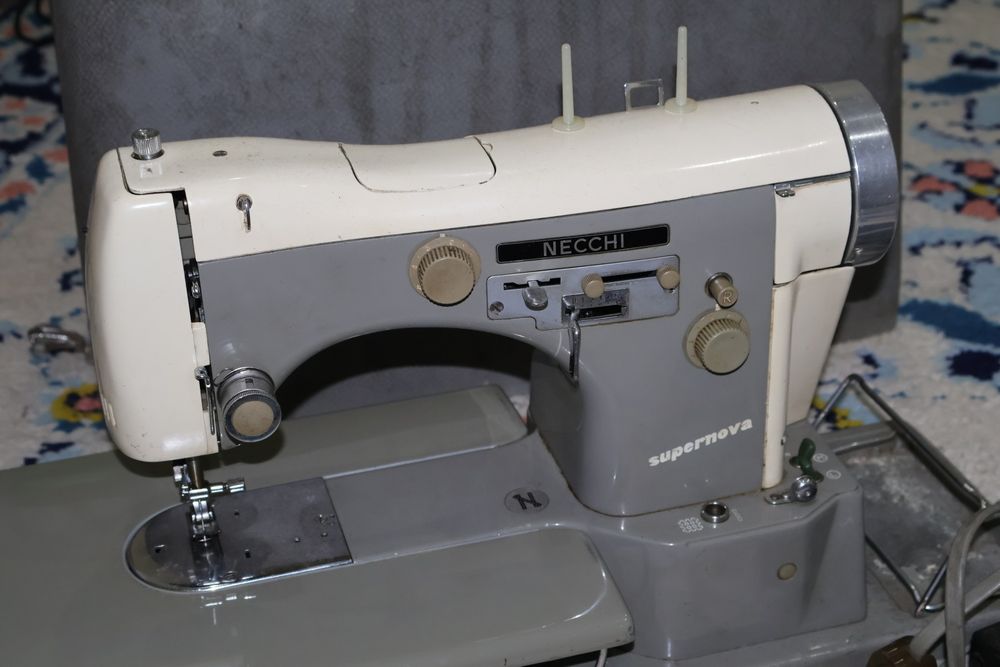 Máquina de costura elétrica NECCHI