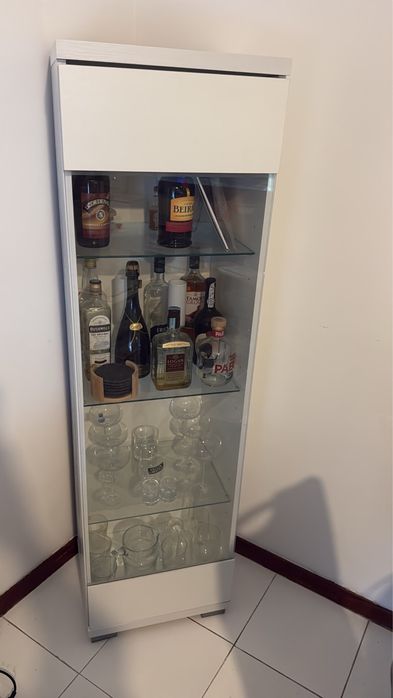 Móvel Bar Branco com Porta de Vidro e Prateleiras em Vidro