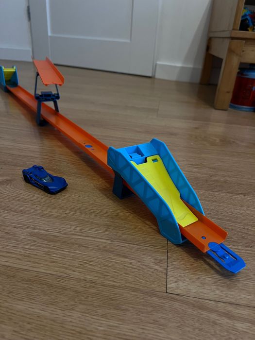 Трек Hot Wheels з машинками