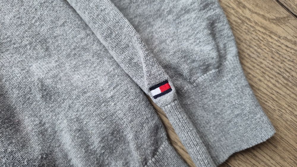 Sweter męski S Tommy Hilfiger 
Normalne ślady użytkowania I prania