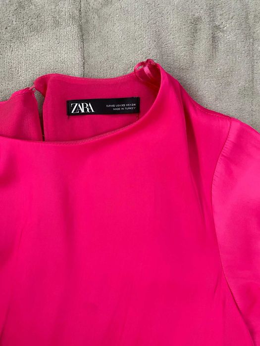 Vestido acetinado rosa, com folhas, da Zara