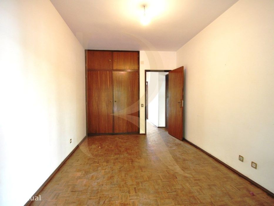Apartamento T3 com elevador e varandas em Setúbal