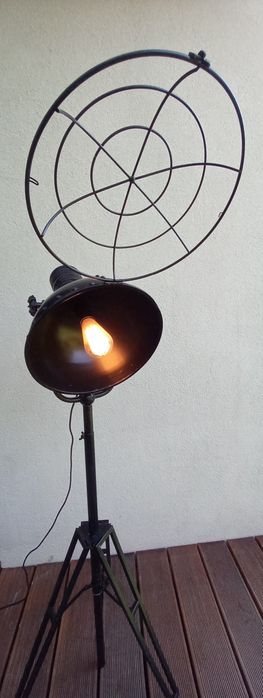 Lampa Loft indriustal. Czarna trójnóg