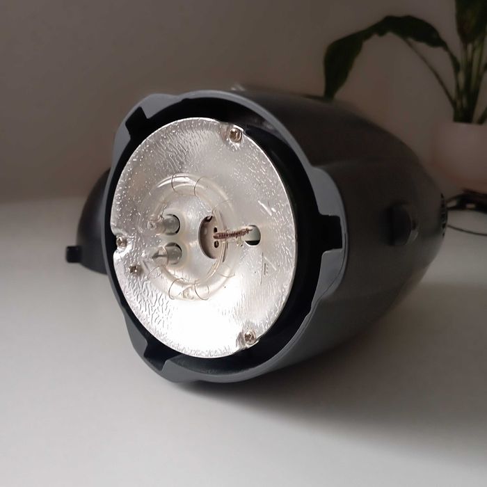 Фото спалах Mircopro MQ-300 і радіосинхронізатор.