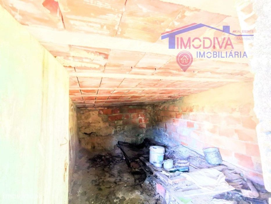 Moradia T2 com terreno a confrontar com ribeira em Figueiró dos Vinhos