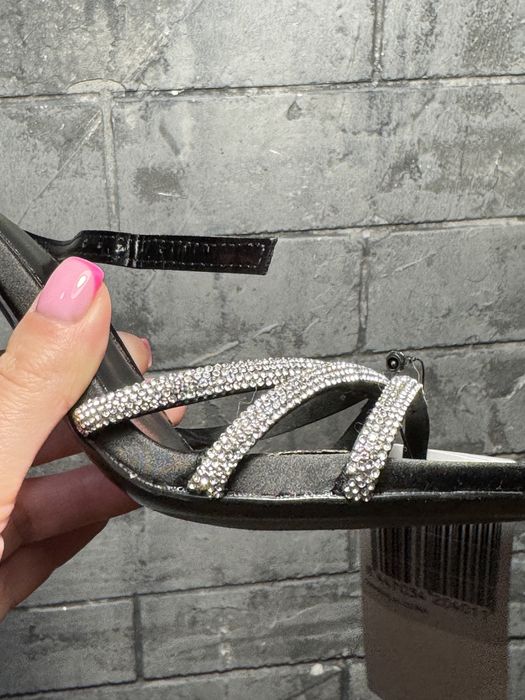 Босоніжки зі стразами на каблуку