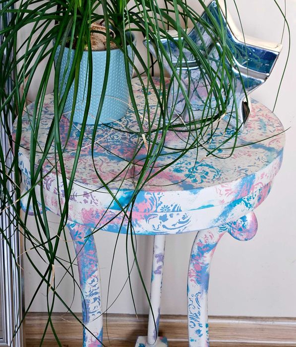 Lekki oryginalny stolik/kwietnik