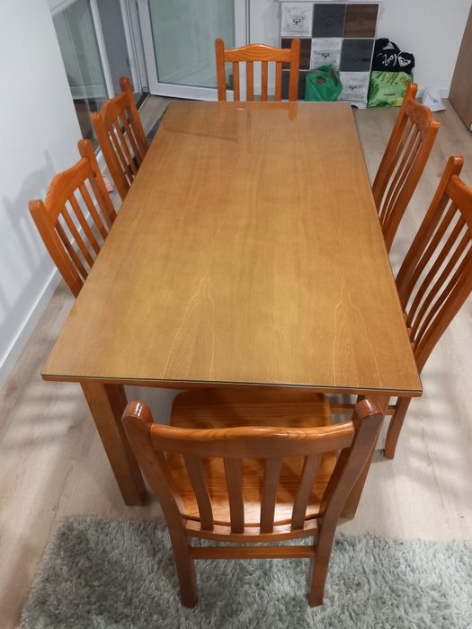 Mesa e cadeiras em pinho mel