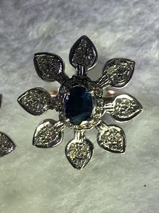 Золотий набір перстень і сережки з сапфіром та осколками діамантів