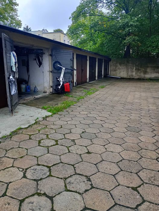 garaż w zabudowie szeregowej