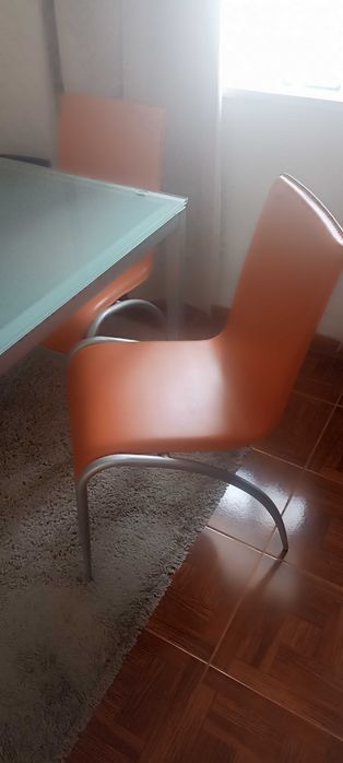 Mesa com cadeiras laranjas