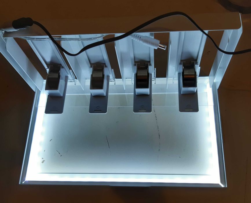Expositor Metálico 4 canais / Divisórias c/ Iluminação LED