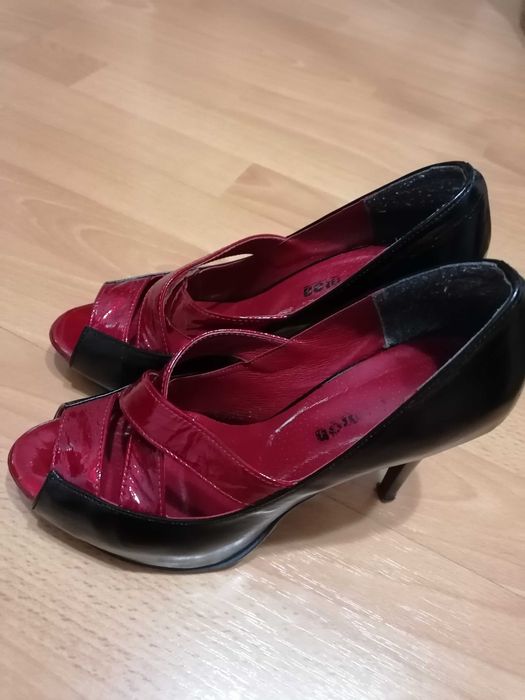 Buty na obcasie ze skóry lakierowanej