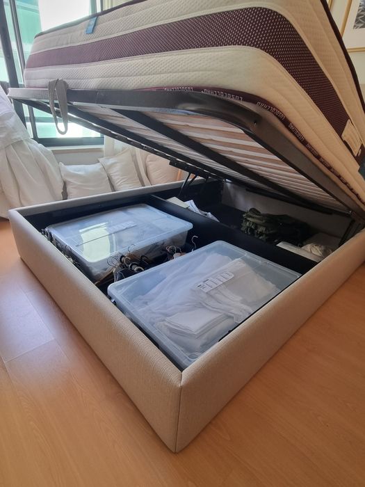 Vendo cama com cabeceira em tecido e colchão