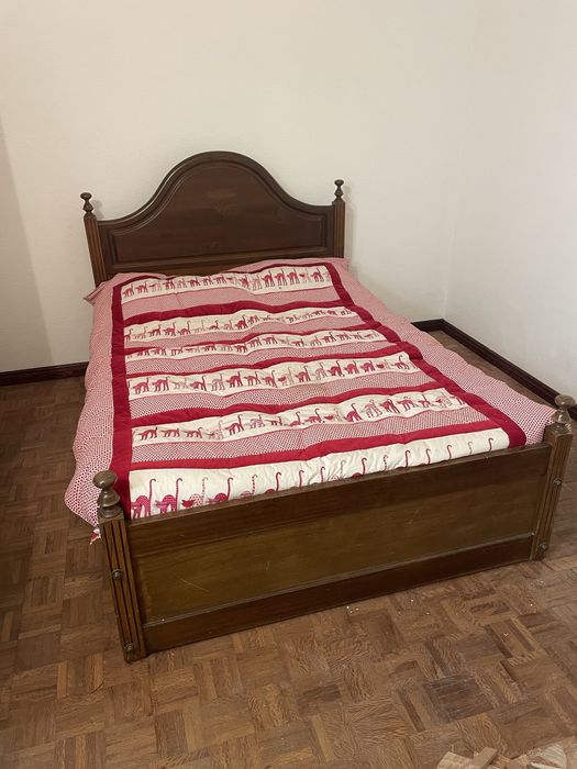 Cama de casal de madeira