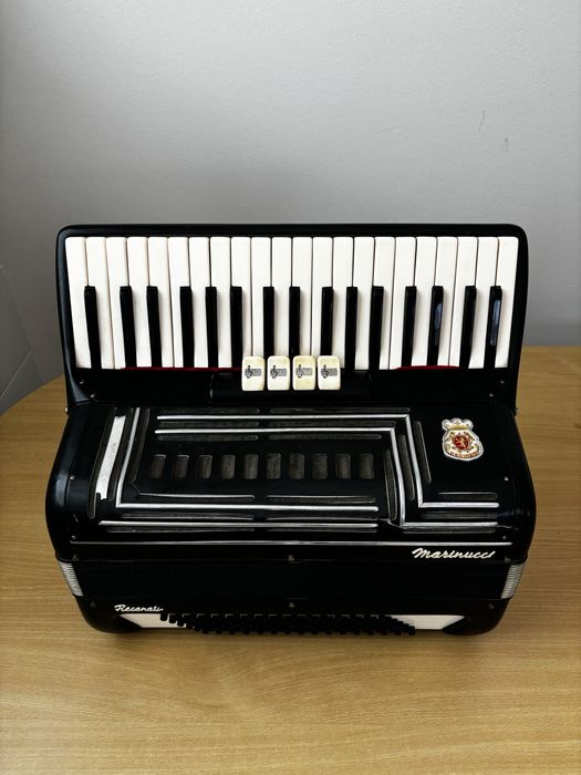 Akordeon Marinucci Recanati z paskiem.