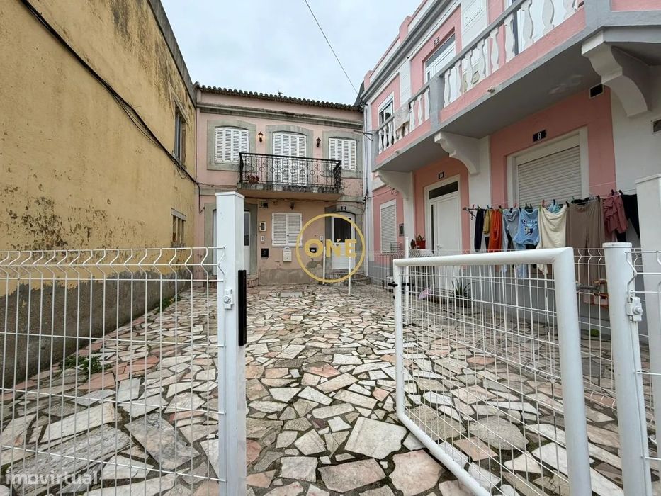 Moradia  Amora com 2 pisos e logradouro INVESTIMENTO GARANTIDO