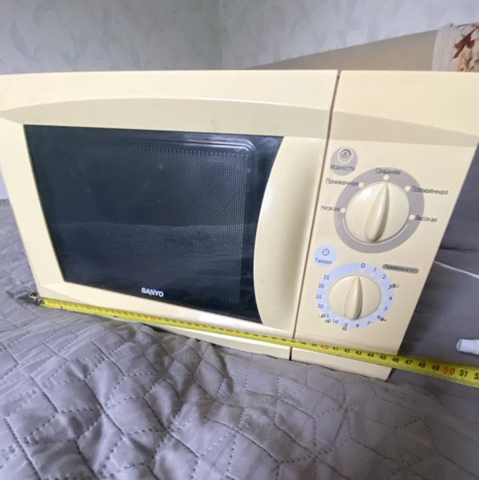 Мікрохвильова піч SANYO, в робочому стані