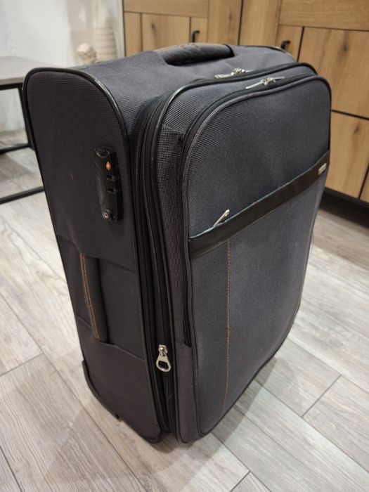 Pojemna walizka podróżna