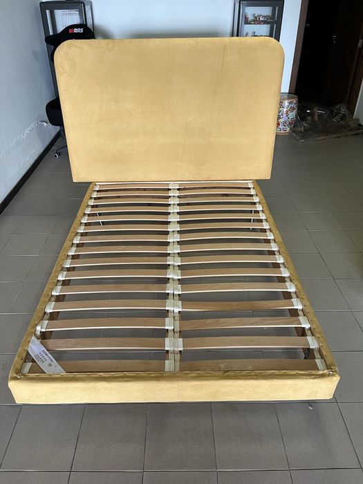 Cama “ Somie “ forrado com tecido/veludo com cabeceira extra com