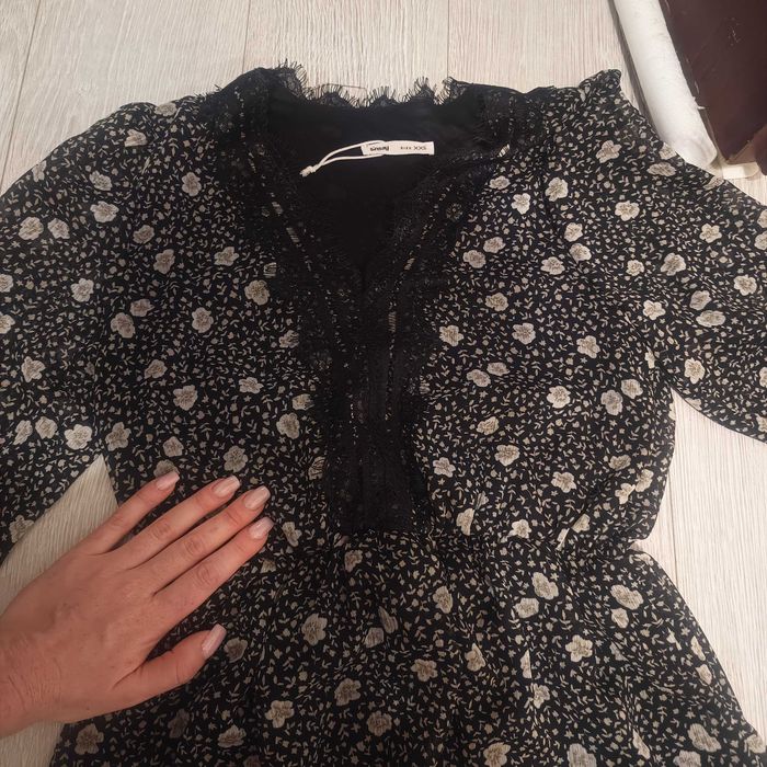 Sukienka z koronkowym akcentem