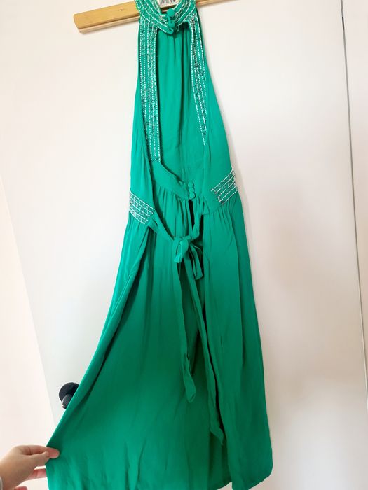 Sukienka midi z dekoltem halter koraliki odkryte plecy