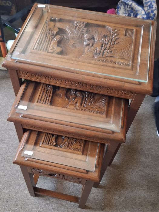 Zestaw stolików kawowych typu „nesting tables”