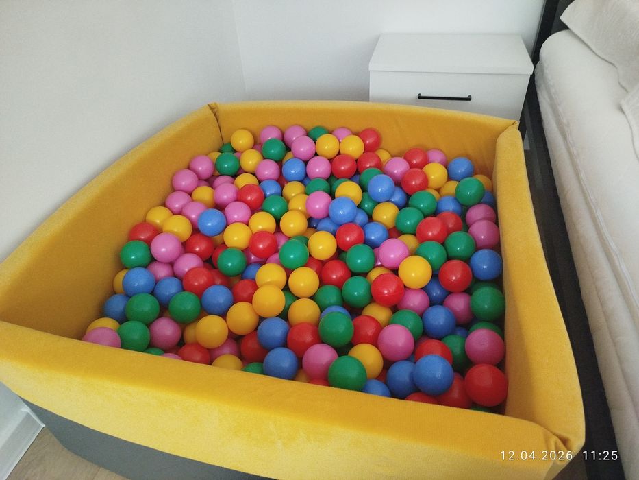 Duży basen z piłkami
