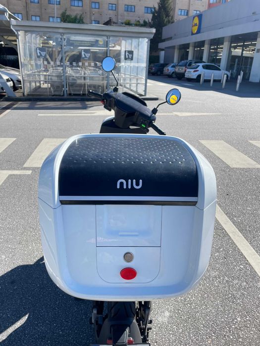 Moto Scooter Elétrica NIU MQI GT Sport com top case