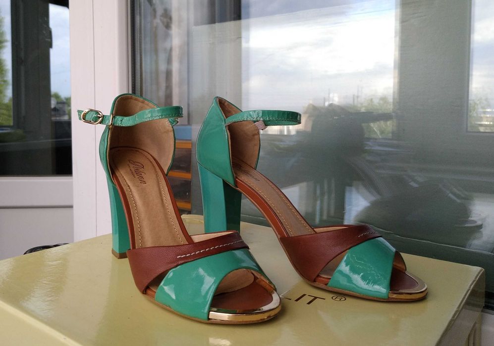 Босоніжки з лакованої шкіри, 35 р.