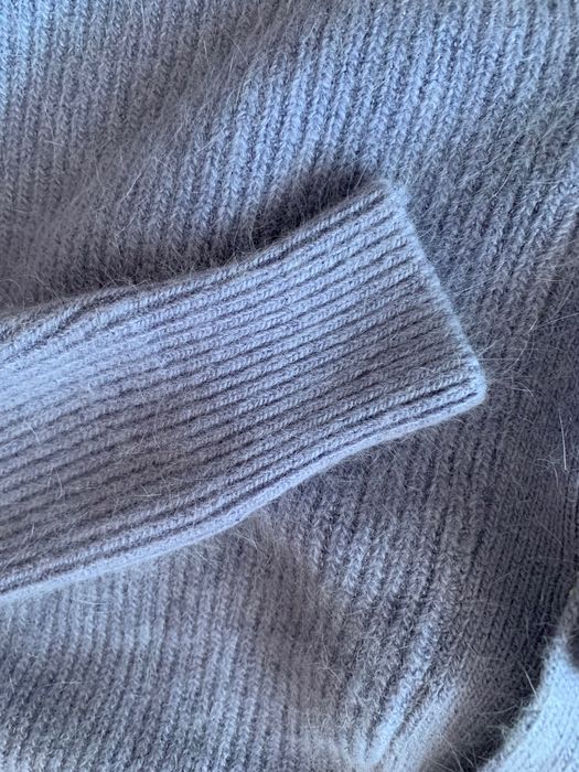 Вовняний жіночий кардиган пильно-бузкового кольору.Підійде на  XL.