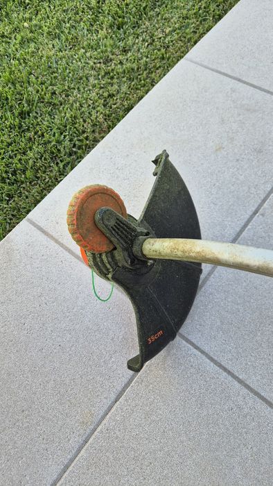 Maquina aparar relva