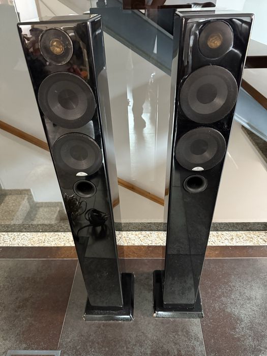 Varias colunas da monitor audio