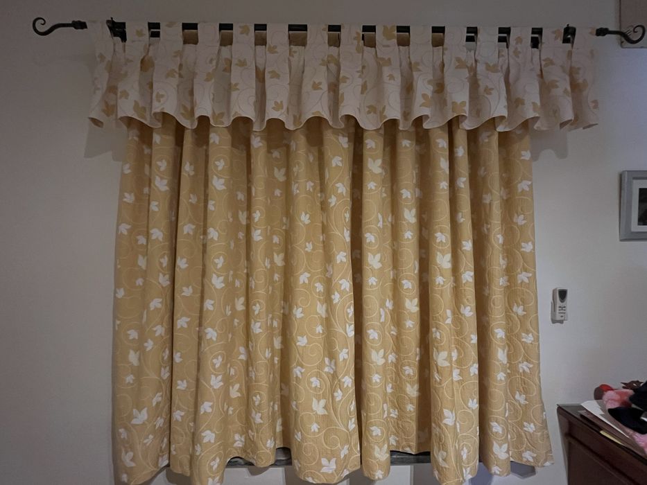 Mobilia de quarto completa c/2 camas individuais sommiers 1 secretária 1 cómoda+espelho 1 mesa cabeceira cortinados candeeiro 4 almofadas colchas