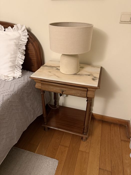 Mesinha de cabeceira