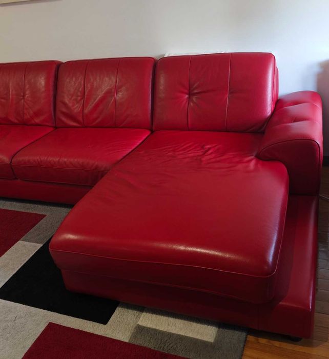 Sofá Chaise Longue (direta) em PELE Natural - Vermelho - 3m + Duas cadeiras de Madeira revistidas em PELE Natural