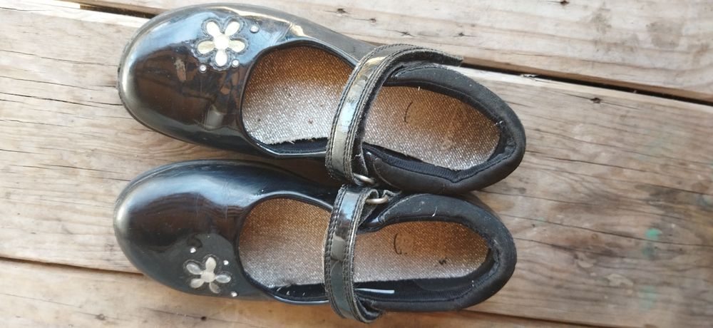 Отдам даром обувь.